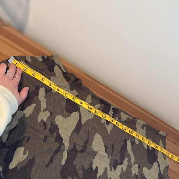 Banana Republic Camo print T-shirt size small - Picture 7 of 8